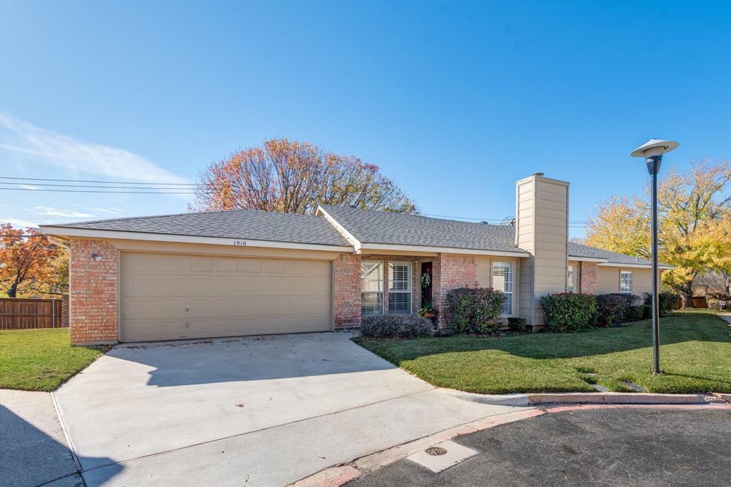 Property Photo: 1910 Maplewood Trail TX 76034