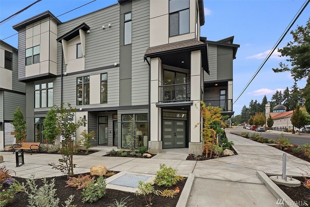 Property Photo: 23804 55th Ave W C WA 98043