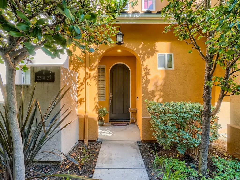 Property Photo:  2208 Huntington Point 20  CA 91914 