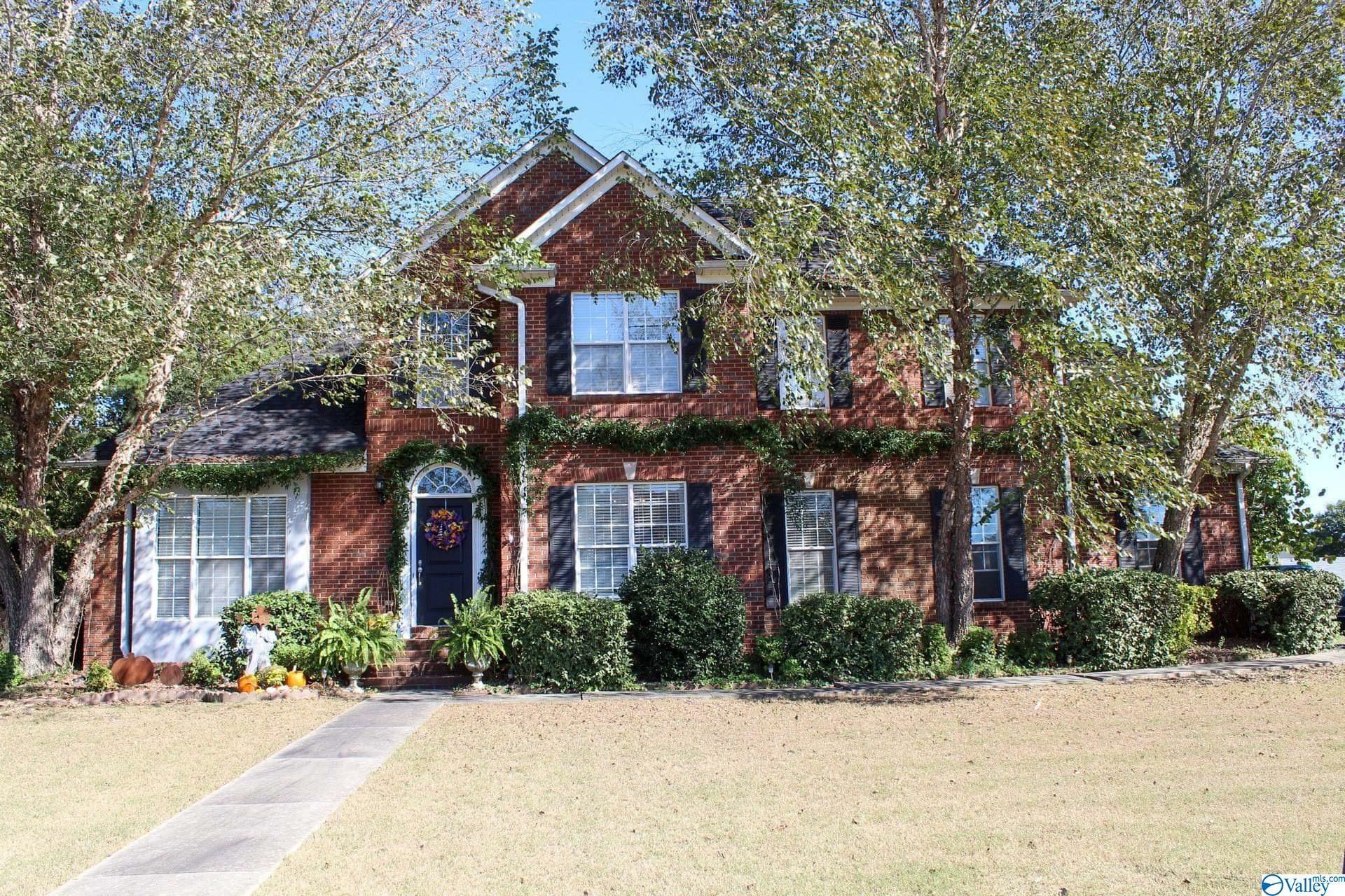 Property Photo:  1100 NE Ridgecrest Lane  AL 35640 