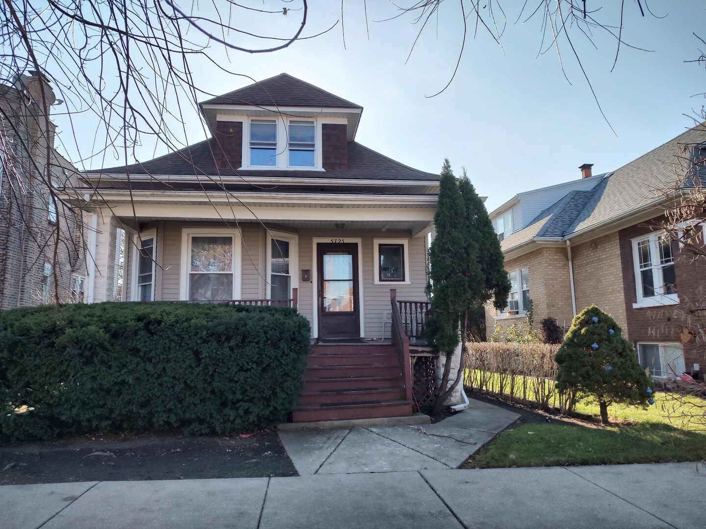 Property Photo: 5725 W Byron Street IL 60634