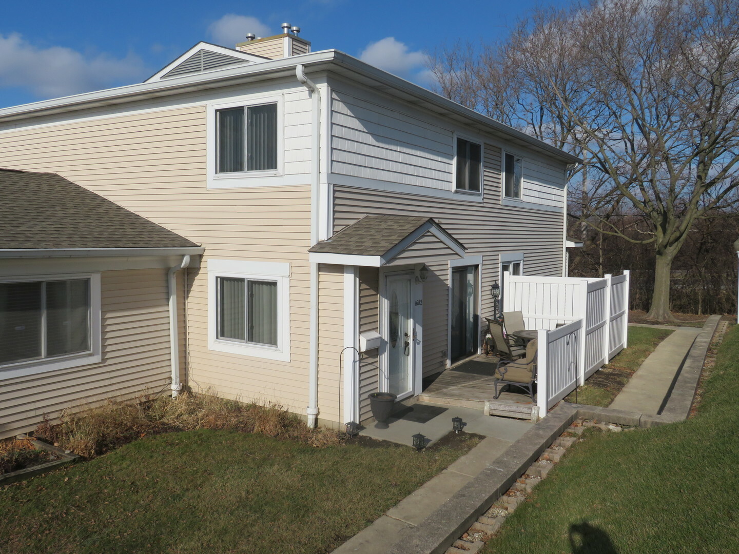 Property Photo:  1682 Cornell Drive 25B  IL 60169 