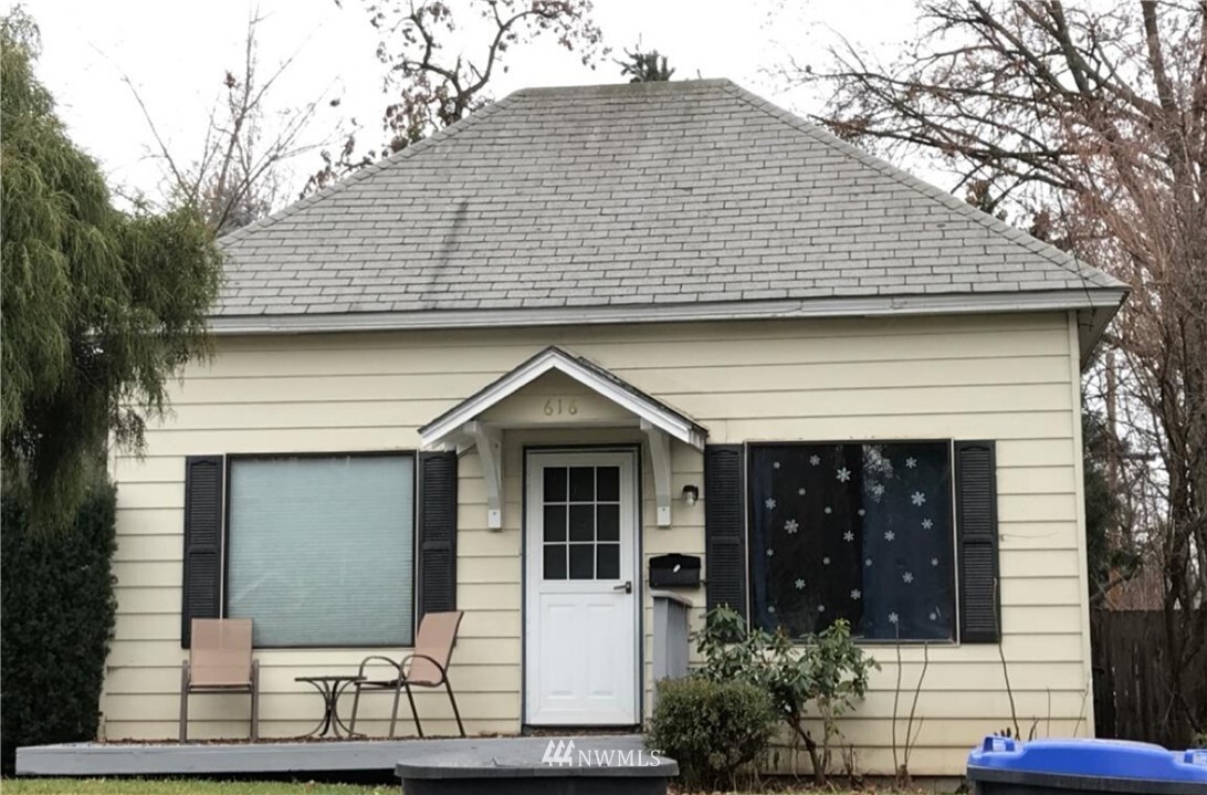 Property Photo: 616 Pleasant Street WA 99362