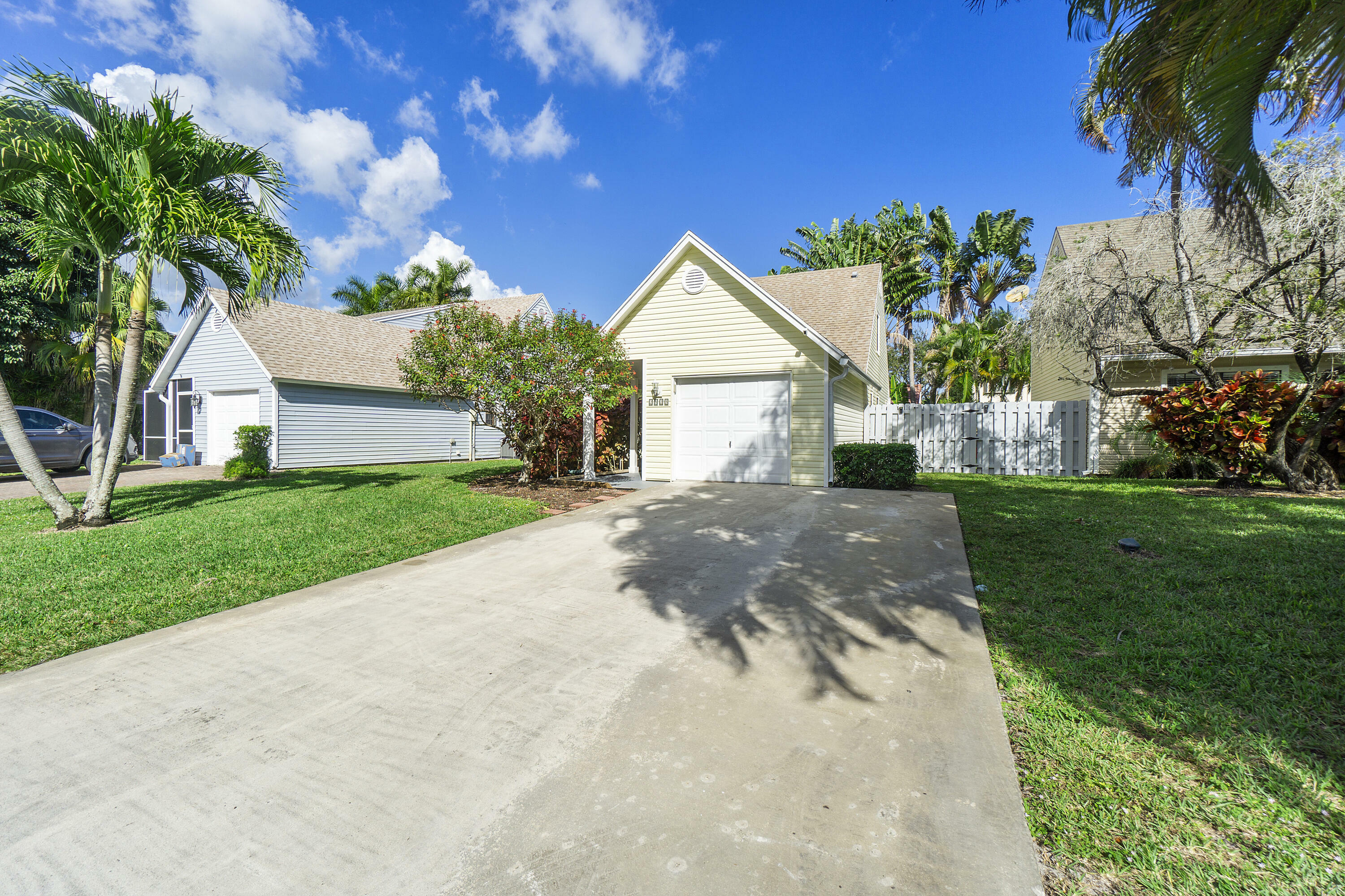 Property Photo:  2825 Black Pine Court  FL 33462 