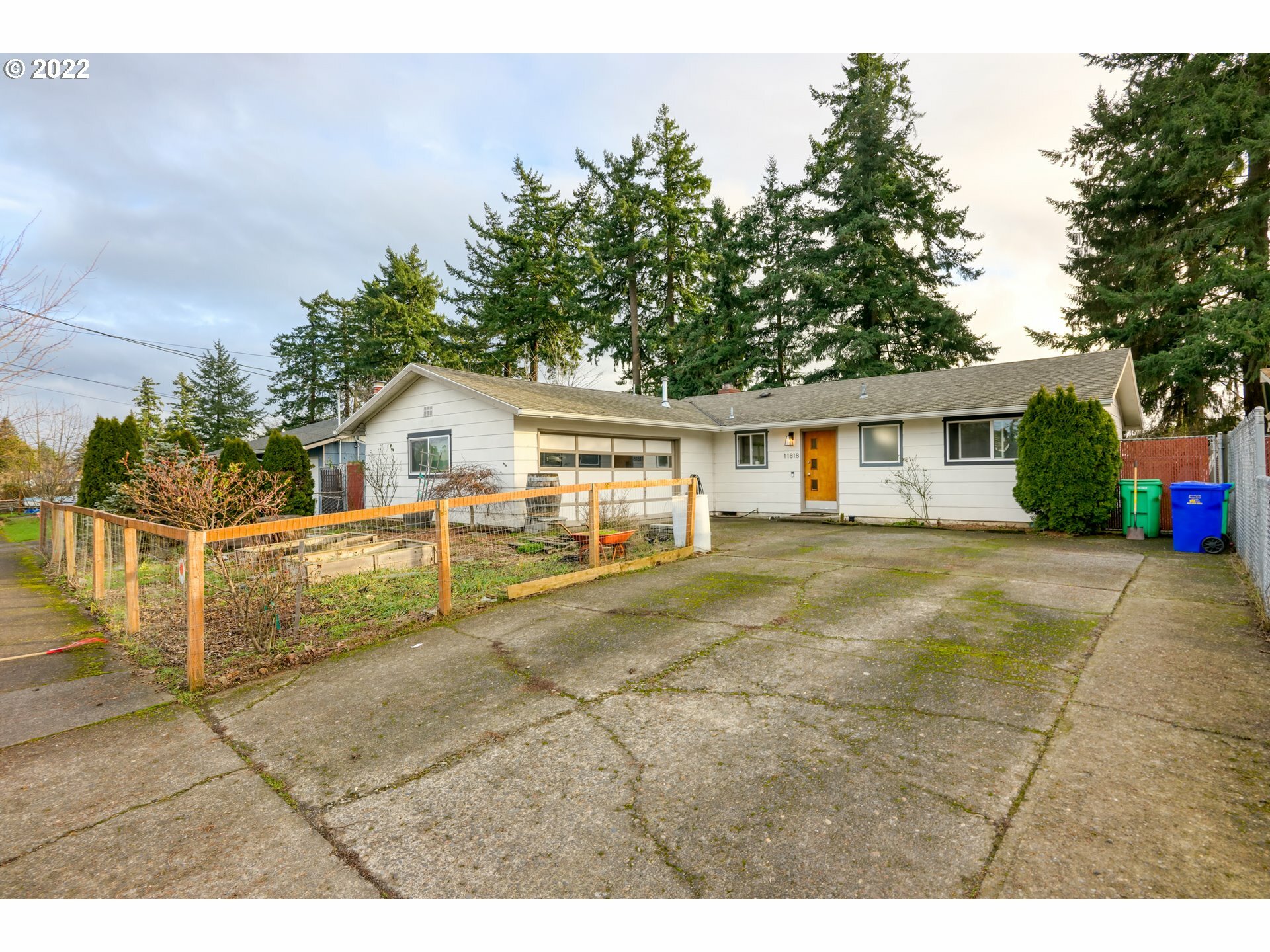 Property Photo: 11818 SE Grant St OR 97216