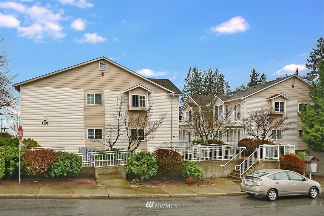 Property Photo: 1255 NE 152nd Street 11 WA 98155