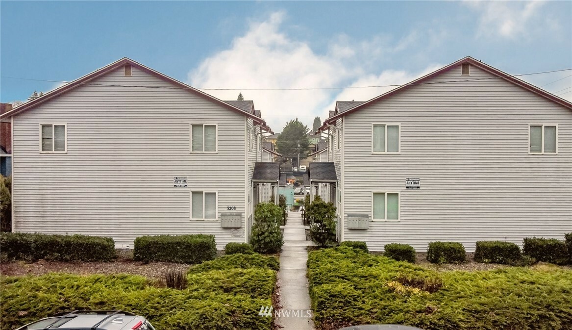 Property Photo: 3208 Hoyt Avenue WA 98201