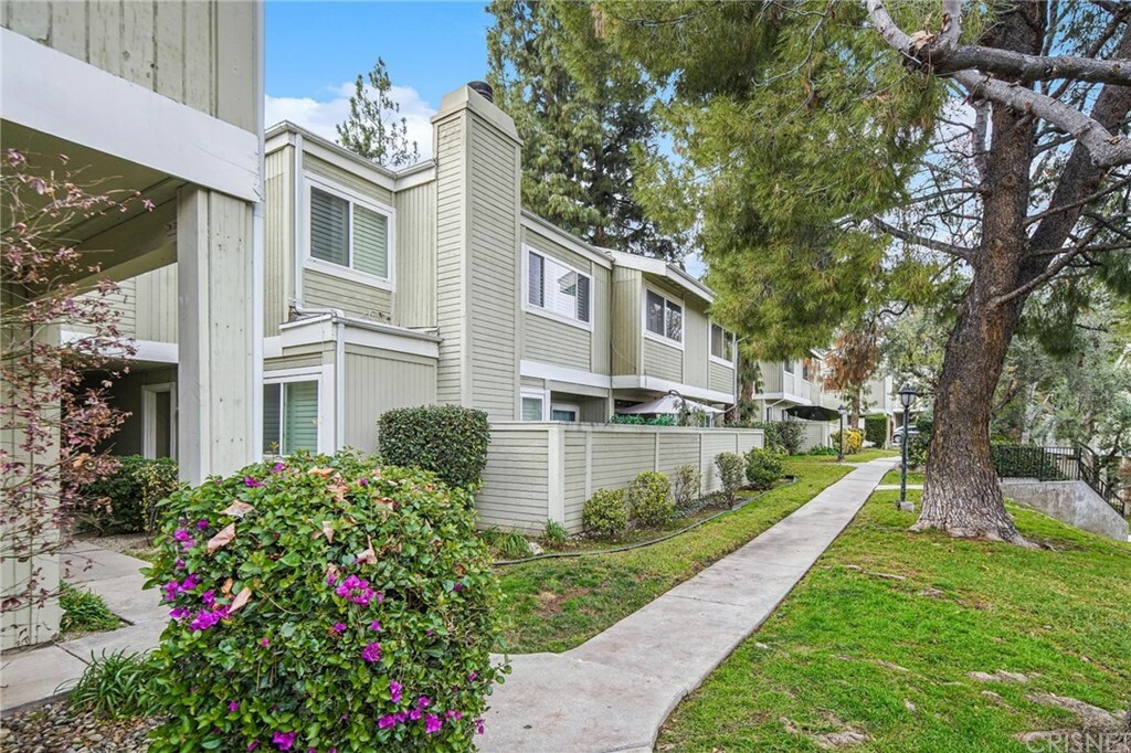 Property Photo:  22141 Burbank Boulevard 6  CA 91367 