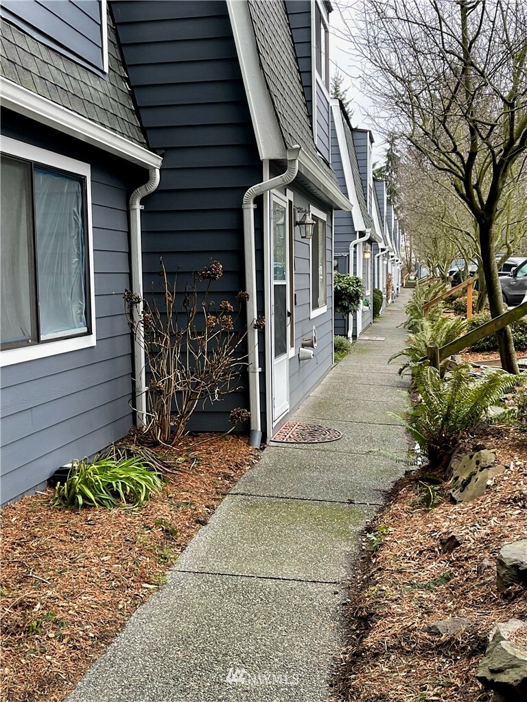 Property Photo:  1421 W Casino Road A-2  WA 98204 