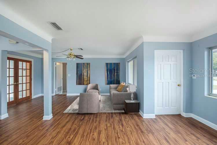 Property Photo: 1126 Meadowlawn Drive N FL 33702