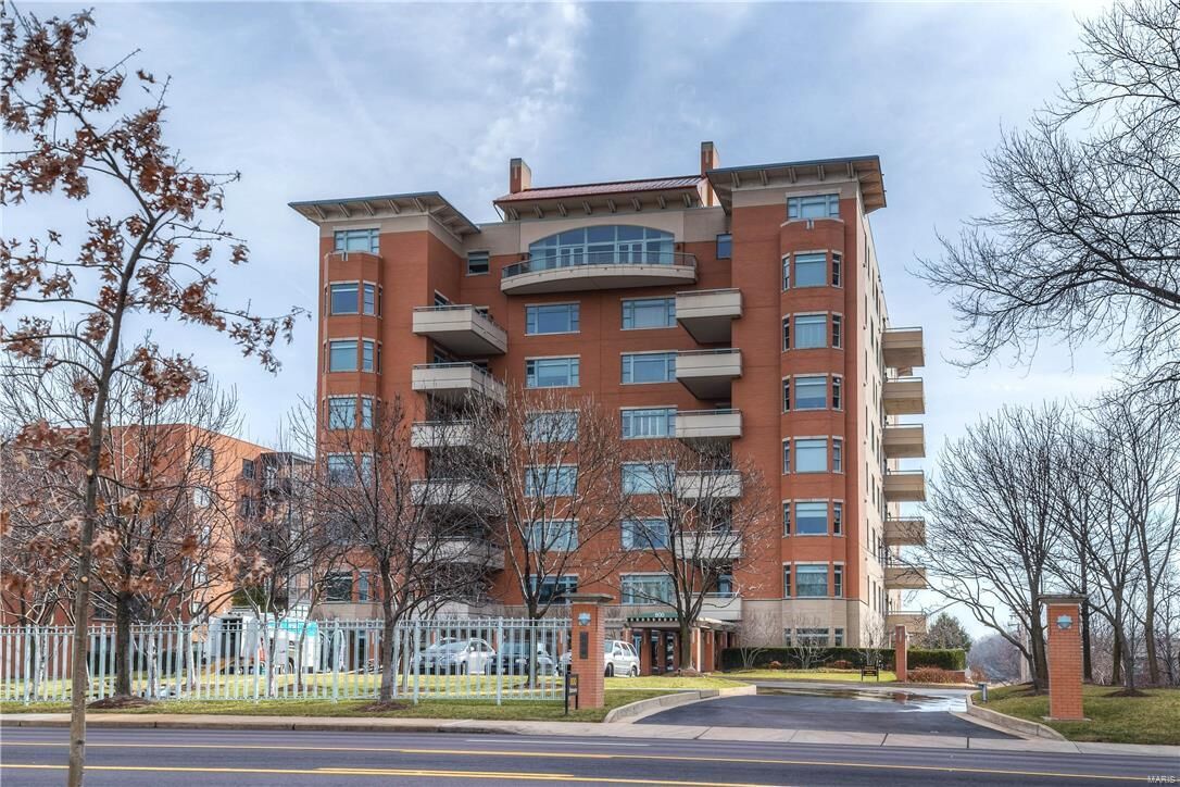 Property Photo: 800 S Hanley Road 4D MO 63105