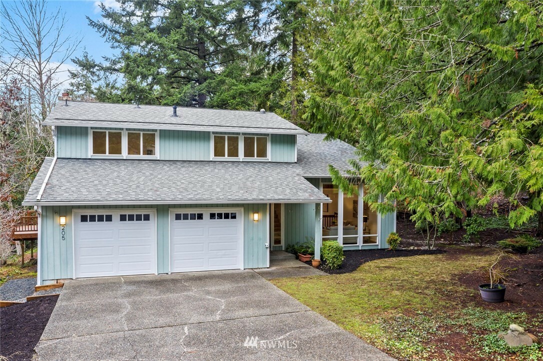 Property Photo:  205 Mt Pilchuck Avenue SW  WA 98027 