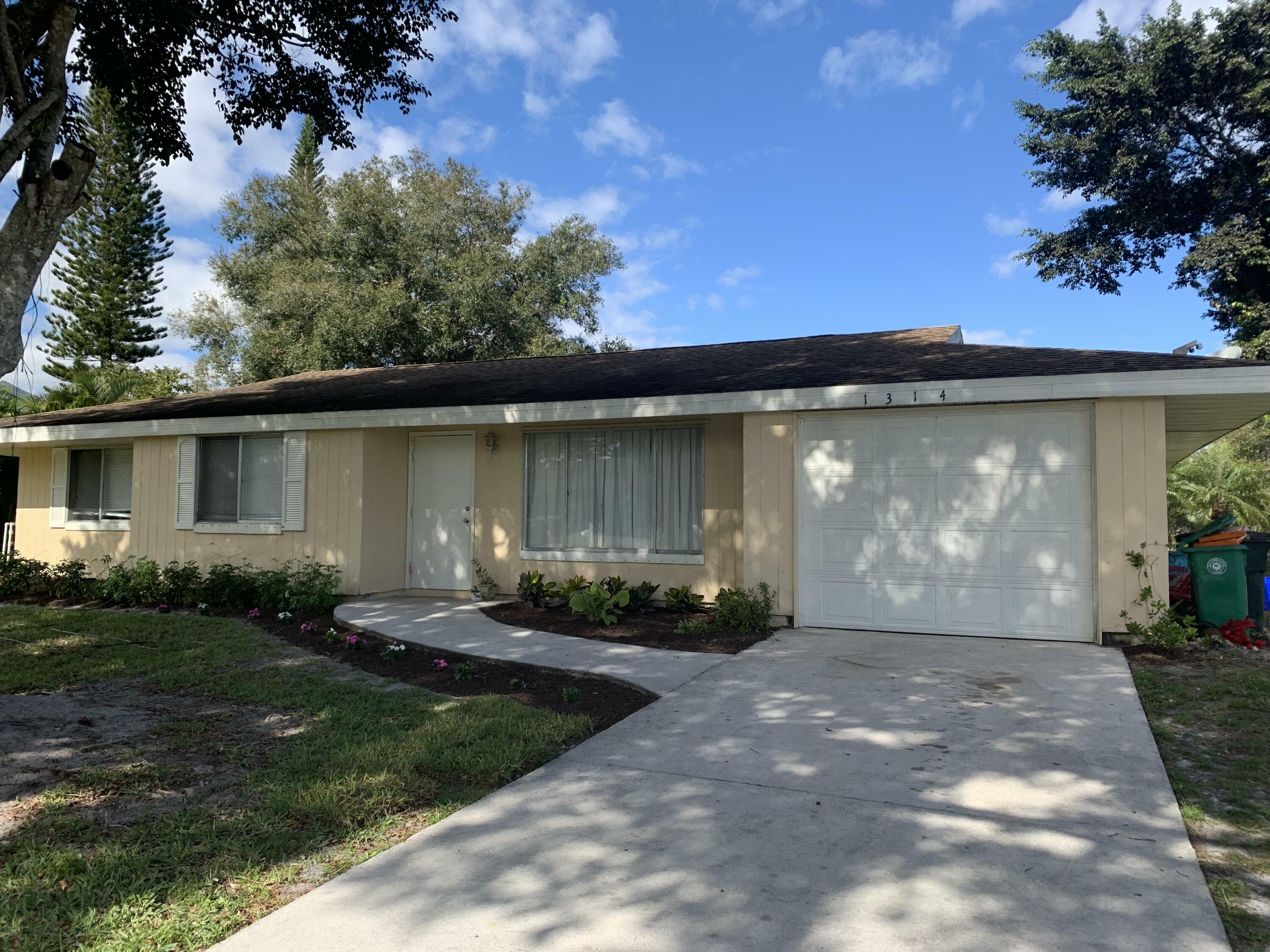 Property Photo:  1314 SE Buckingham Terrace  FL 34952 