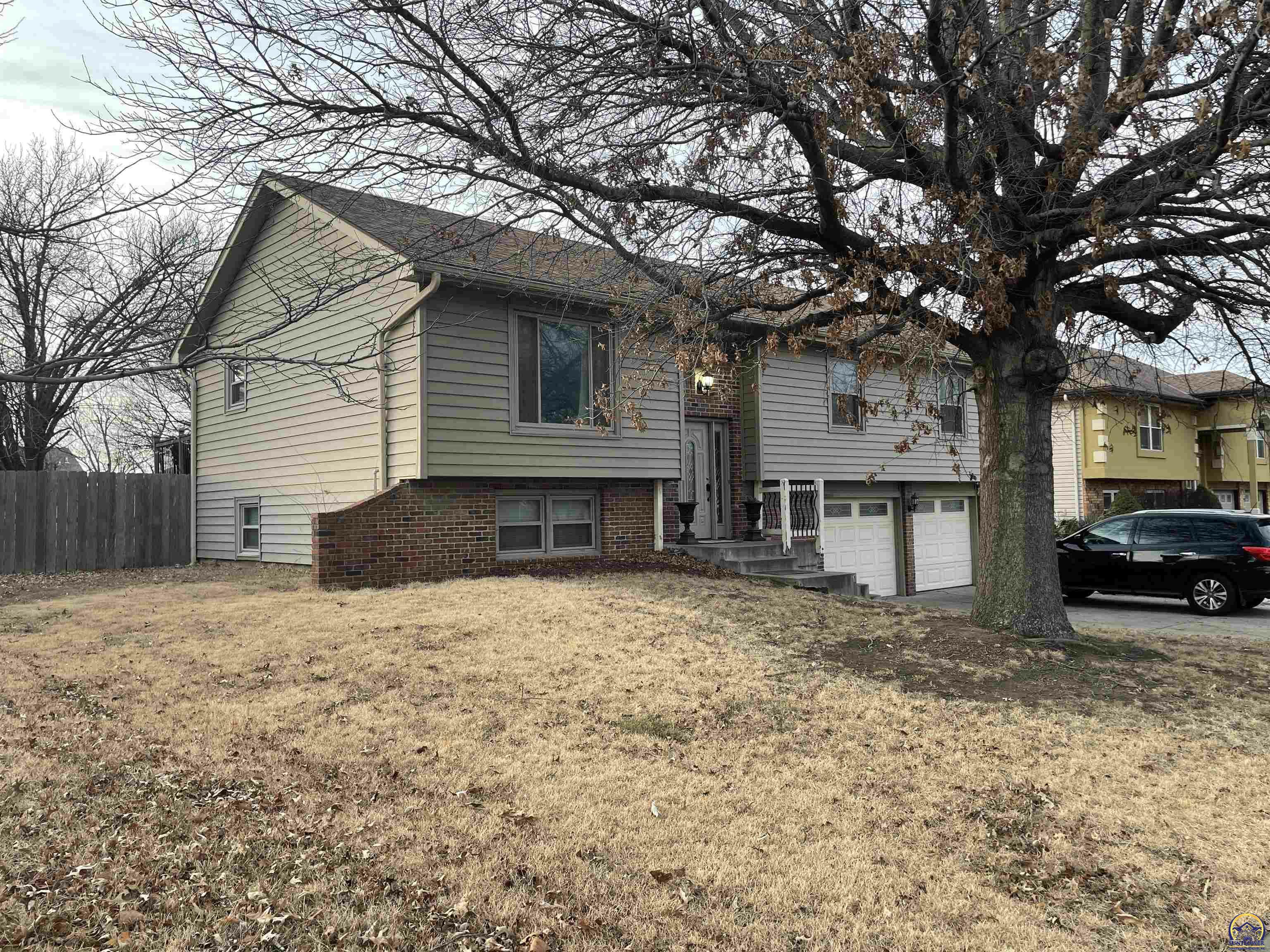 Property Photo:  4301 SE Oakview Ln  KS 66609 