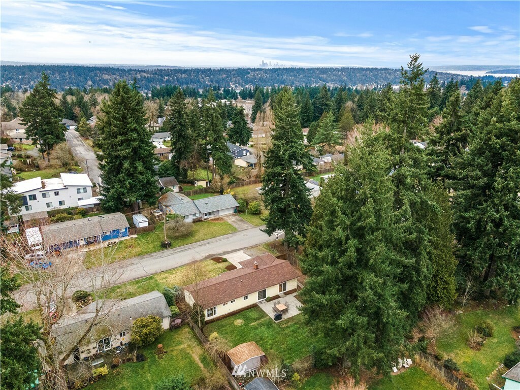 Property Photo:  7054 121st Place SE  WA 98056 