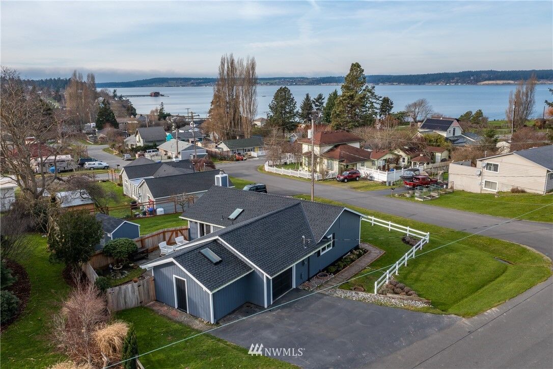 Property Photo:  903 NE 8th Street  WA 98239