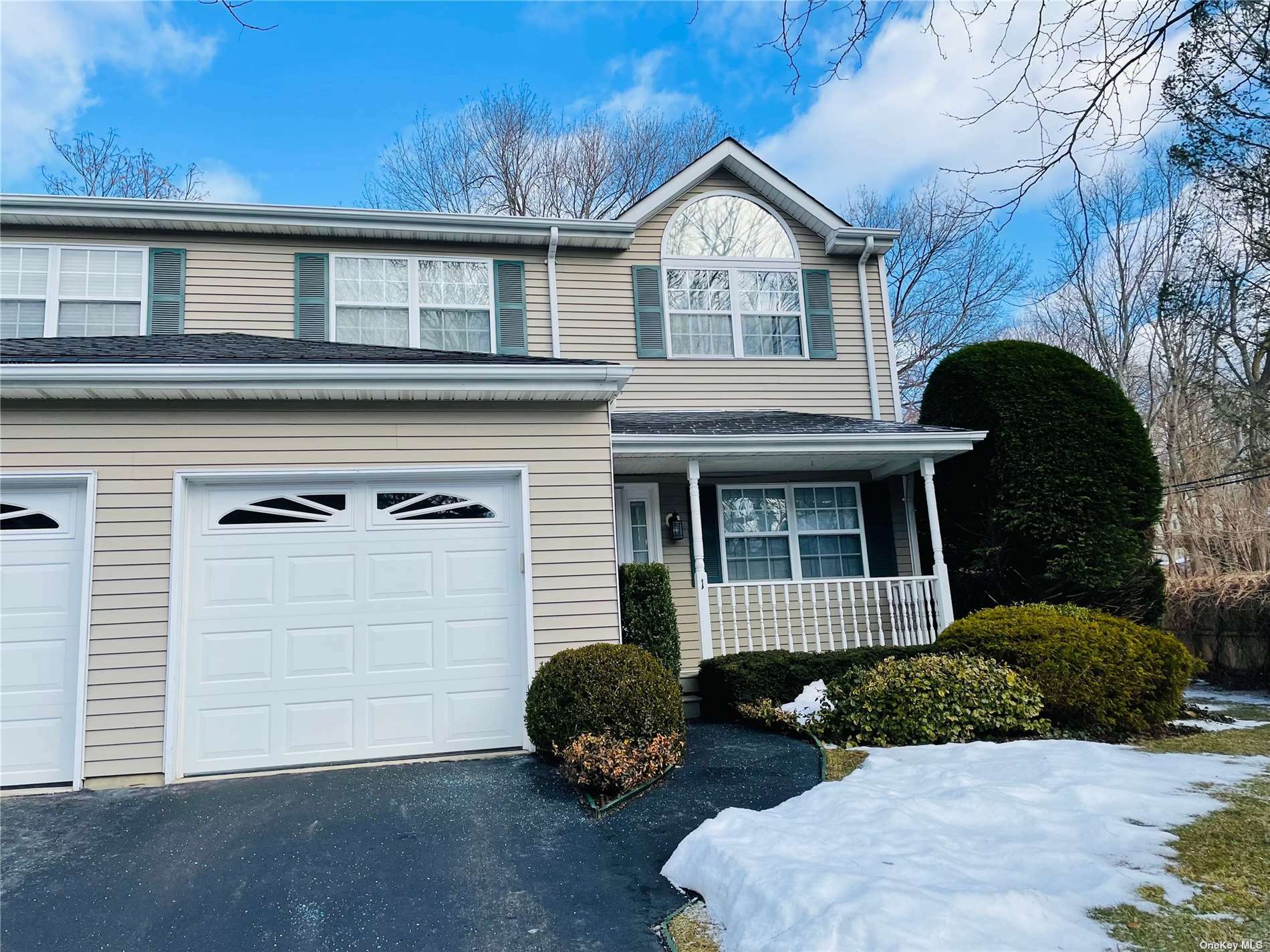 Property Photo:  1 Springwood Lane  NY 11743 