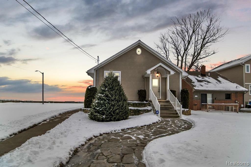 Property Photo:  2940 Lakeshore  MI 48162 4430 