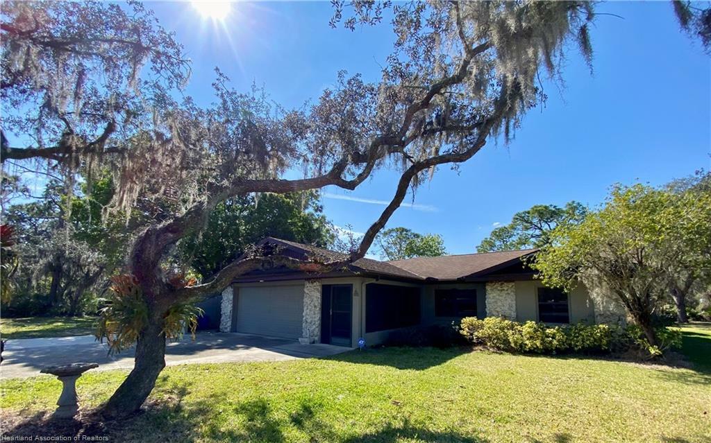 Property Photo:  100 Foxwood Drive  FL 33852 