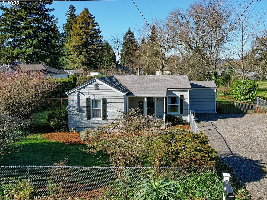 Property Photo:  807 12th St  WA 98671 