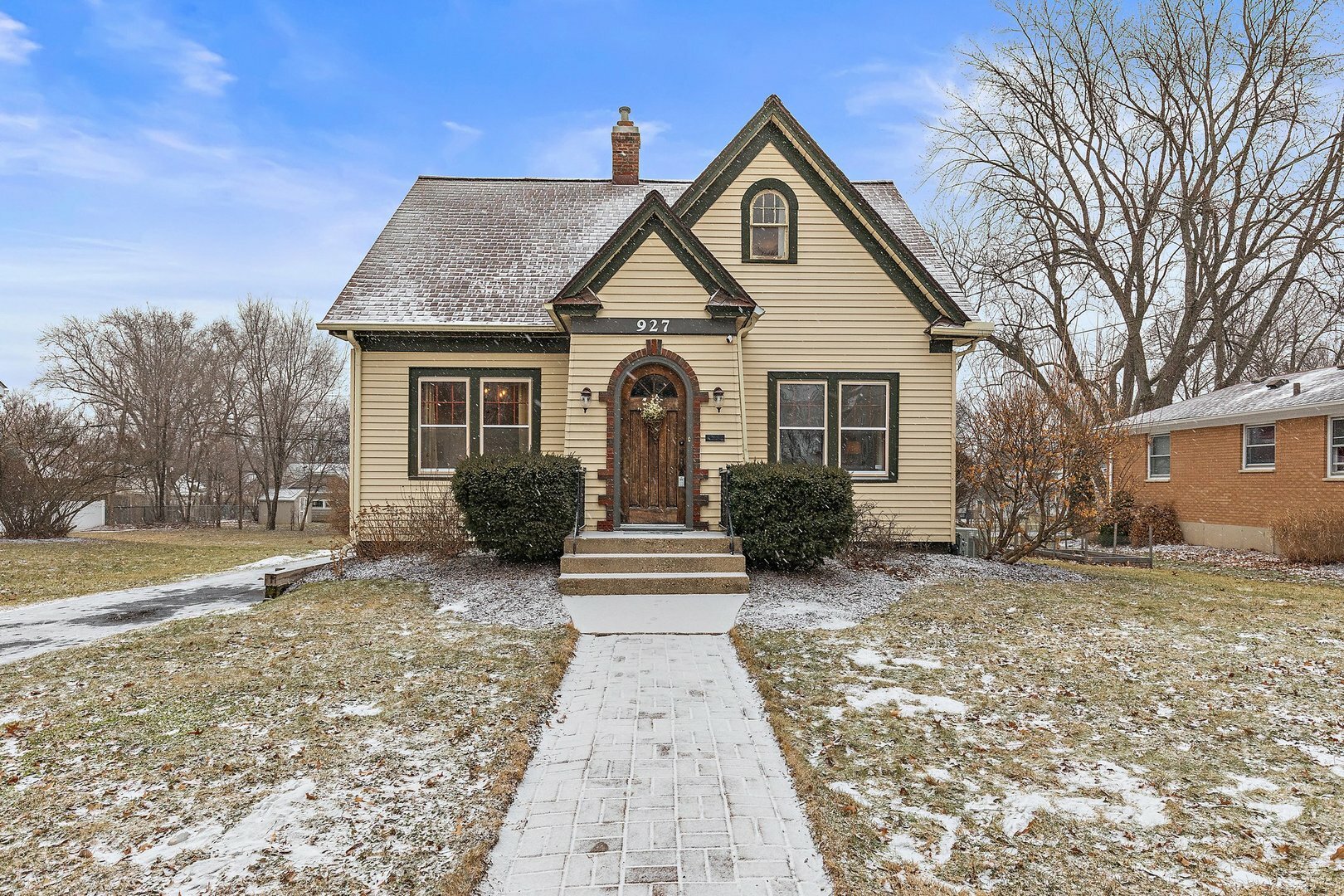 Property Photo:  927 Augusta Avenue  IL 60120 