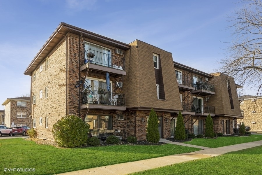 Property Photo: 7005 99th Street 4 IL 60415