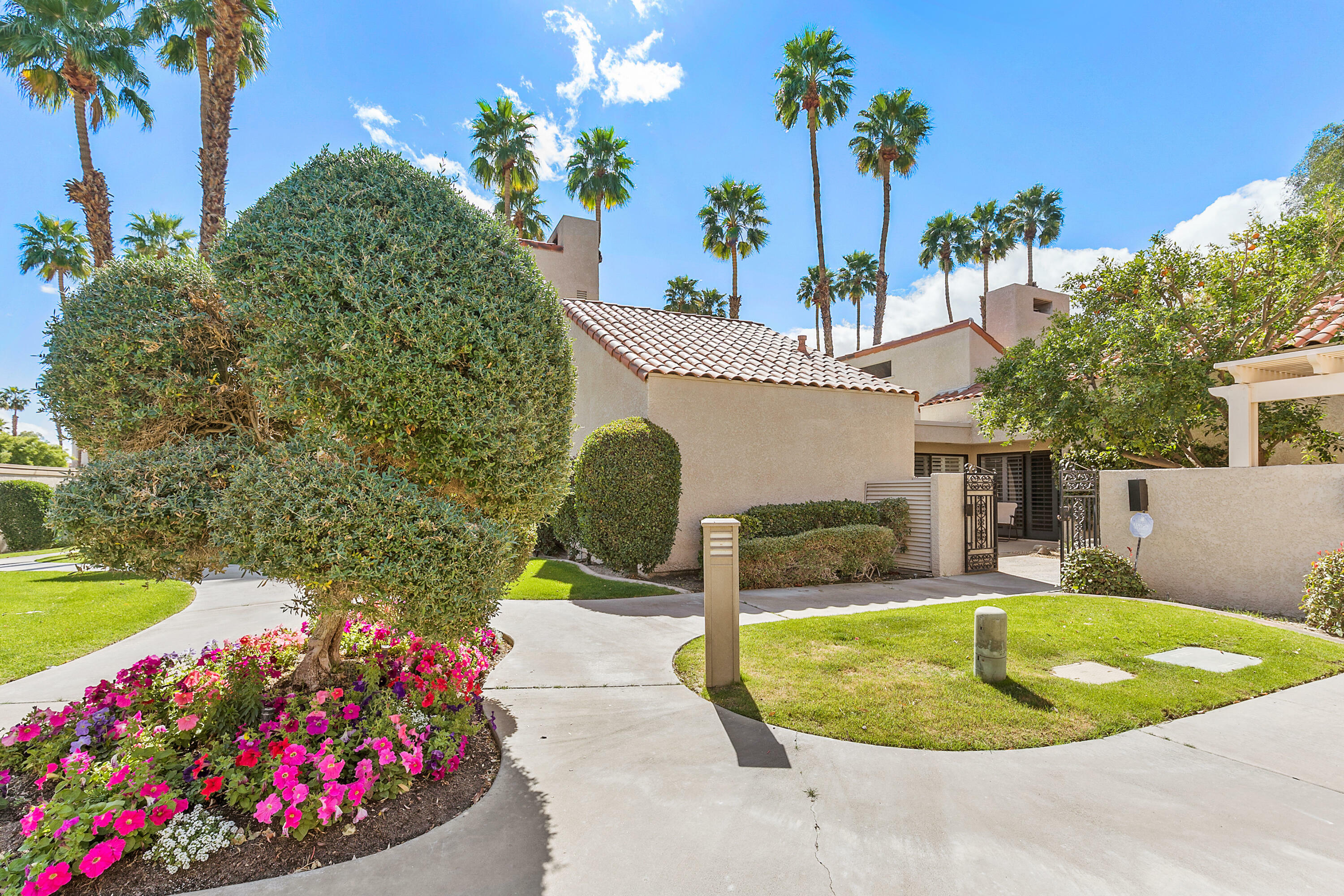 Property Photo:  136 Racquet Club Drive  CA 92270 