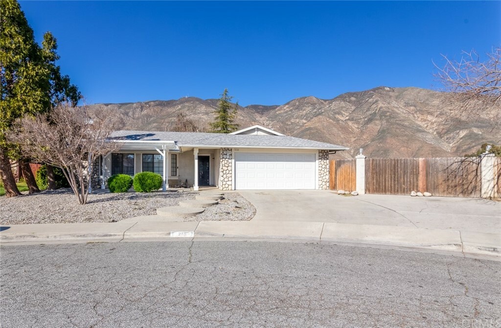 Property Photo:  215 Yellowstone Ct  CA 92583 