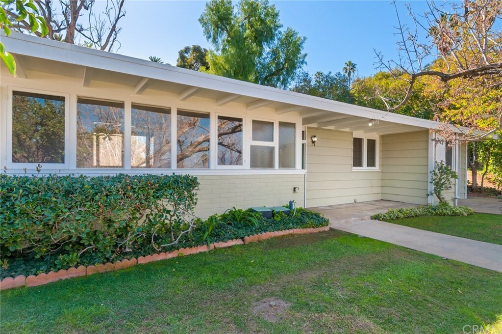 Property Photo:  450 E Crescent Avenue  CA 92373 