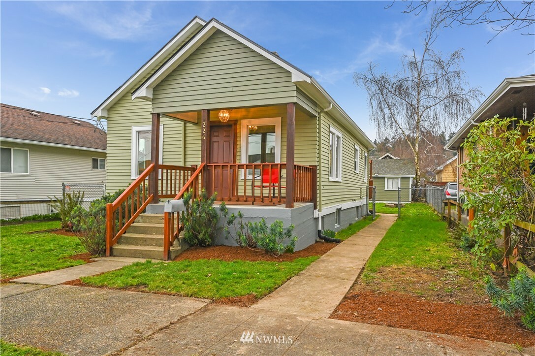 Property Photo:  226 Meadow Avenue N  WA 98057 