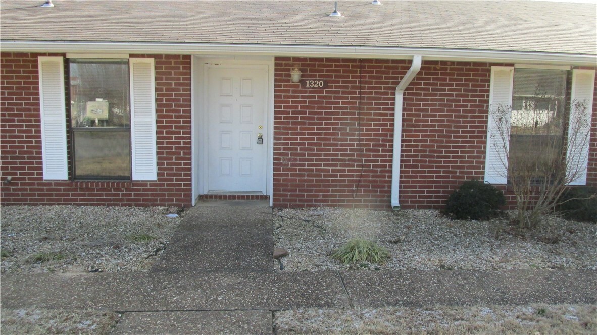 Property Photo:  1320 W Linden Street  AR 72756 