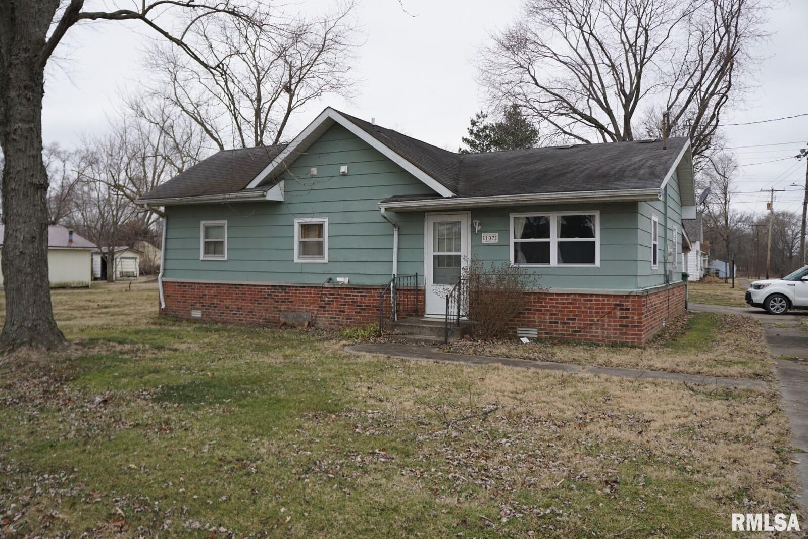 Property Photo:  107 W Main  IL 62932 