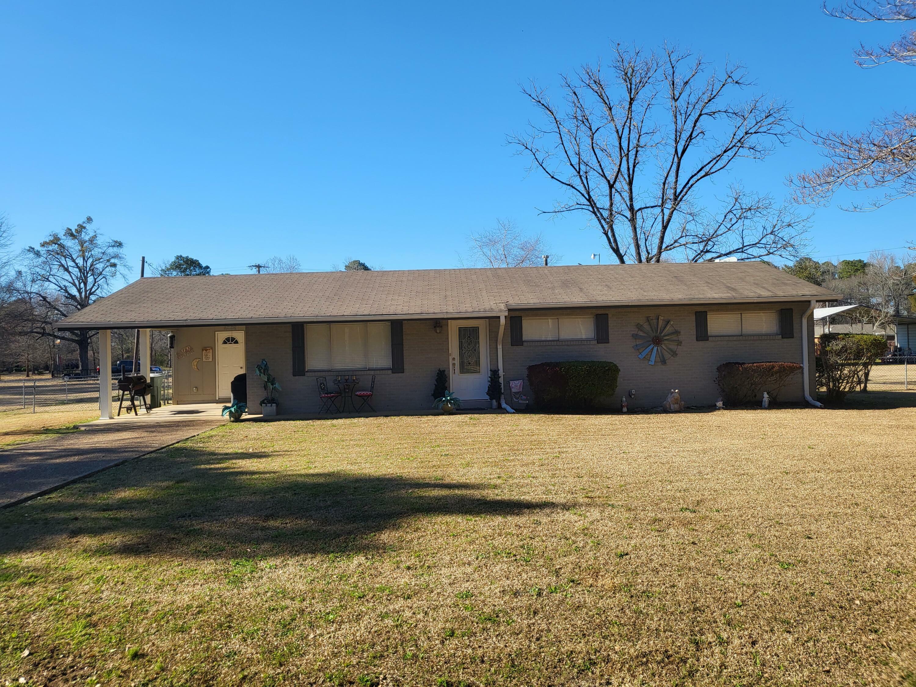 Property Photo:  405 Sylvan Rd  MS 39702 