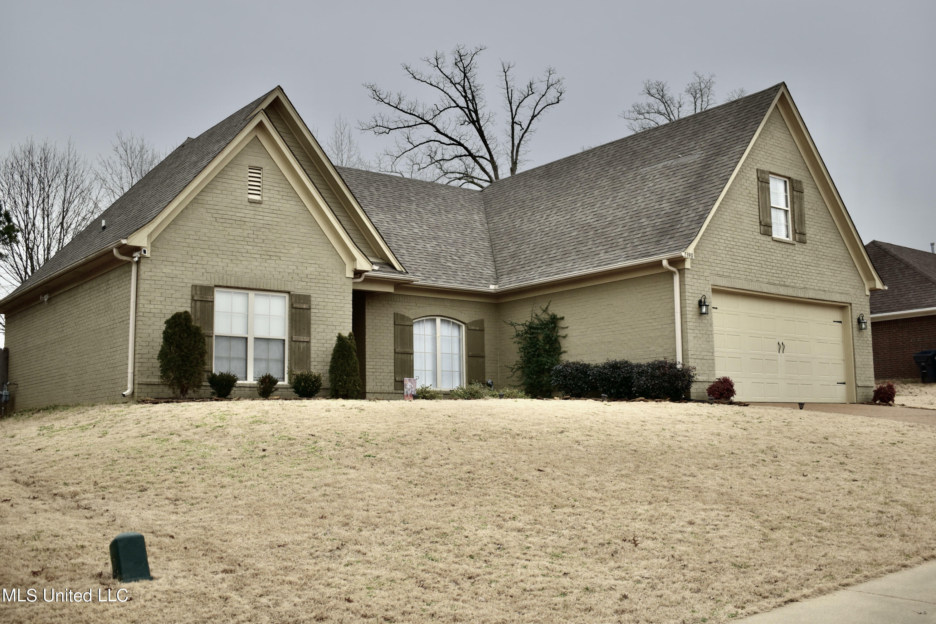 Property Photo:  1390 Lake Front Dr E  MS 38632 