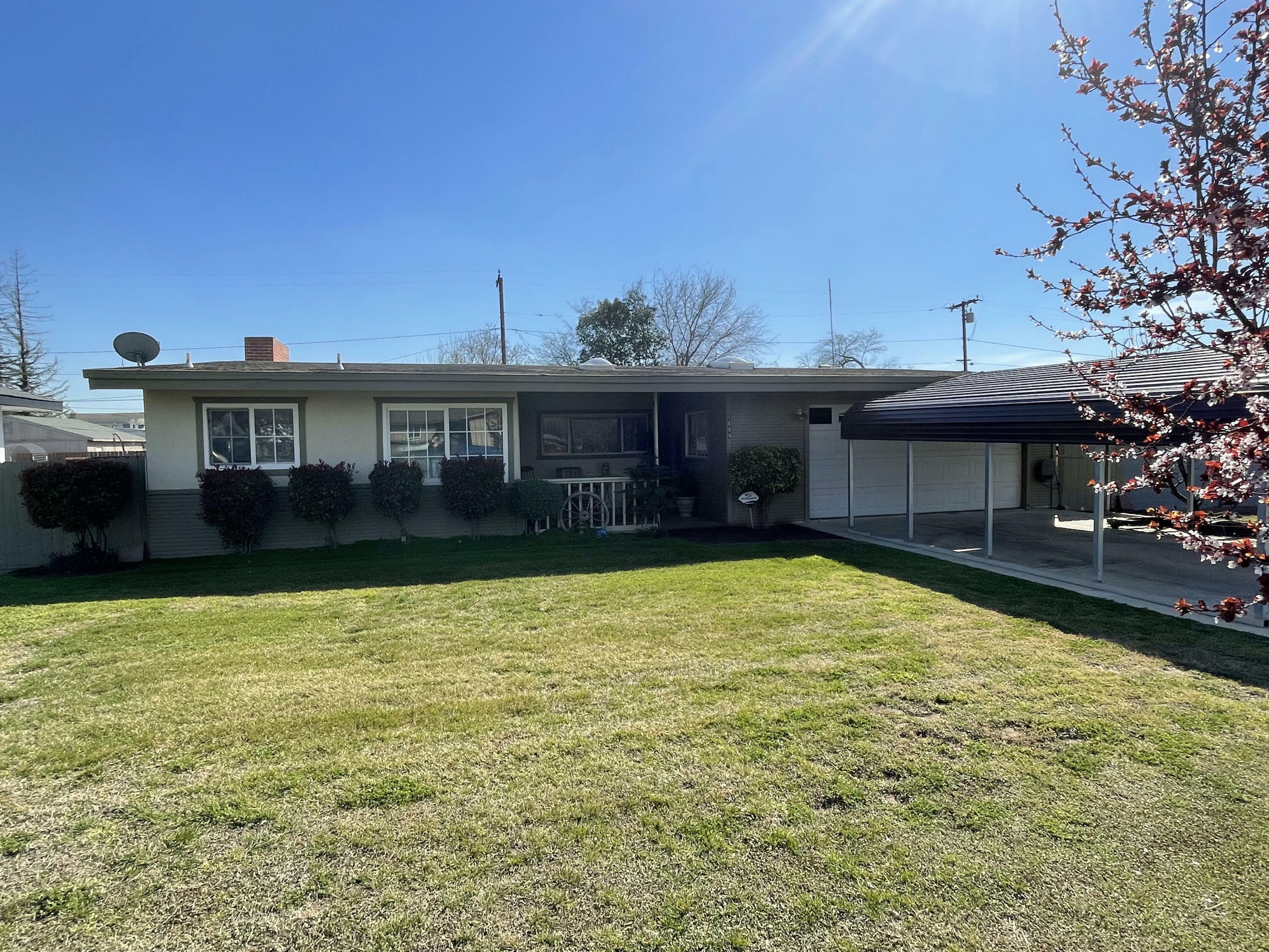 Property Photo:  1699 E Academy Avenue  CA 93274 