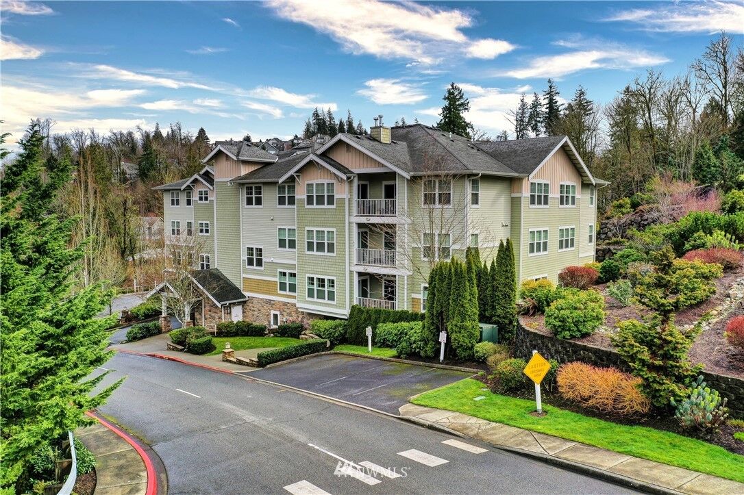 Property Photo:  4406 Providence Point Place SE 104  WA 98029 