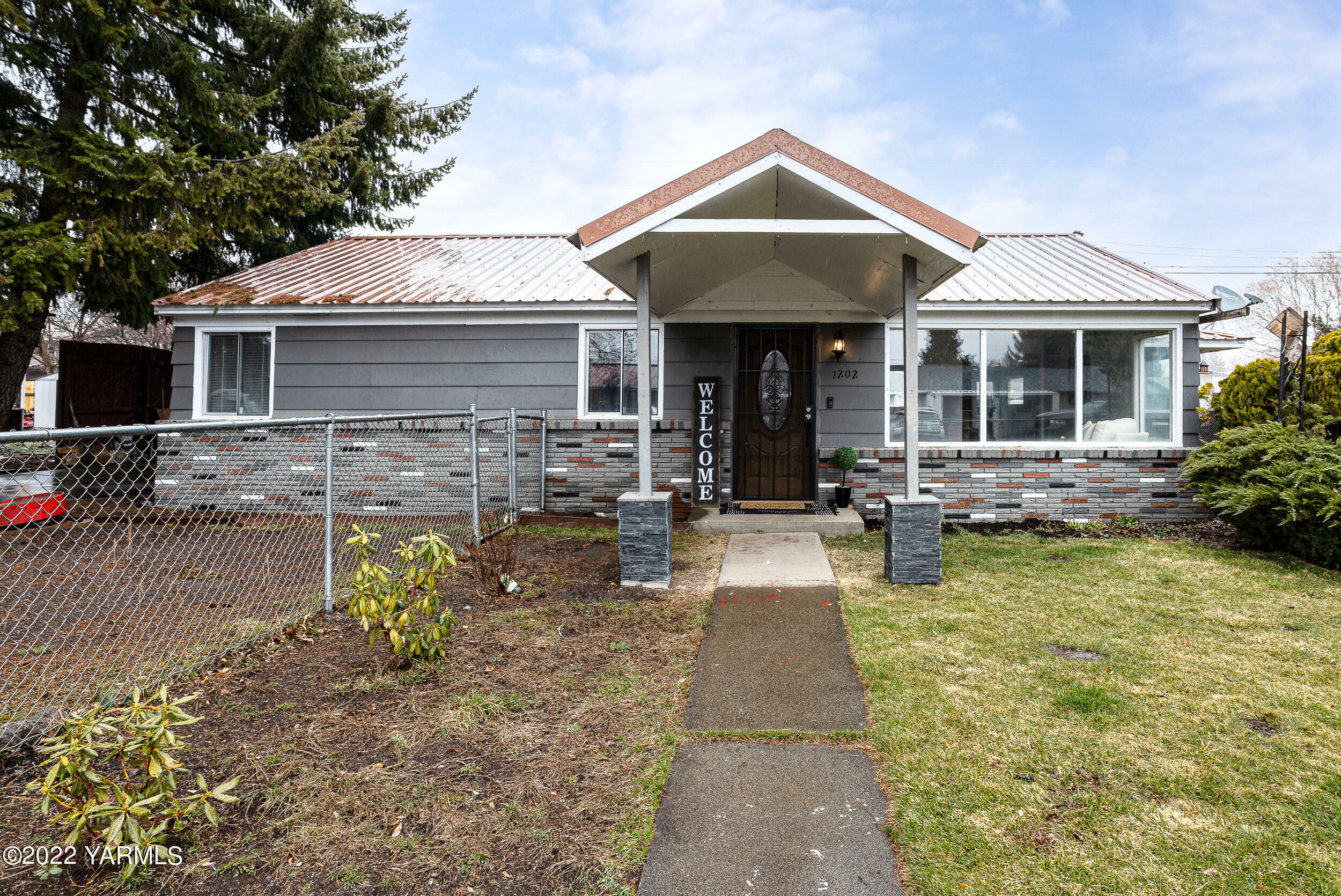 Property Photo:  1202 Wisconsin Ave  WA 98947 