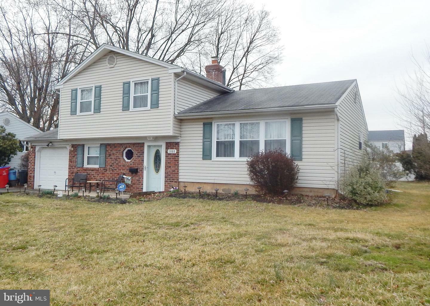 Property Photo: 1068 Oakwood Drive PA 18974
