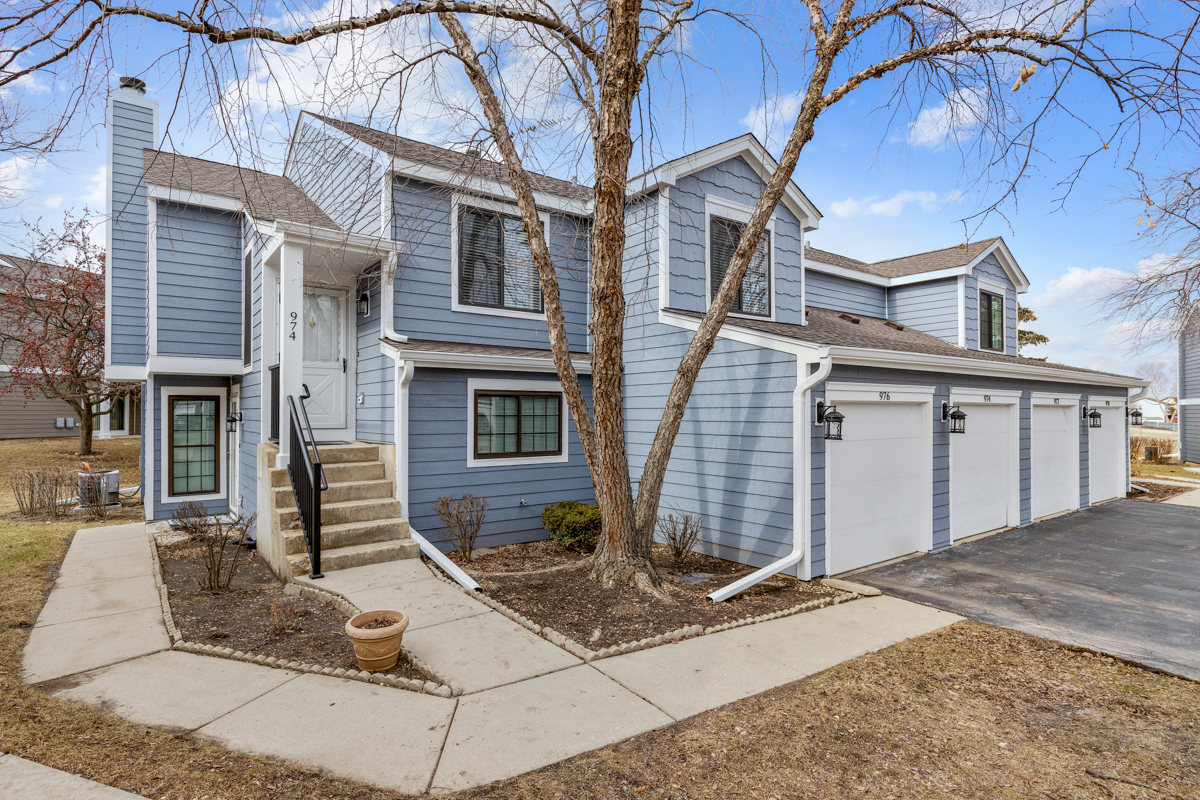 Property Photo: 974 Westchester Circle IL 60193