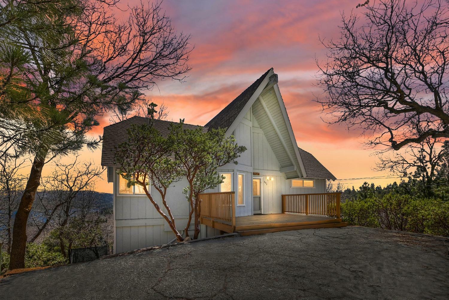 Property Photo: 997 Nadelhorn Drive CA 92352