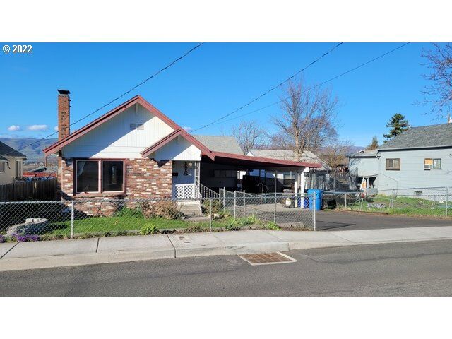 Property Photo:  1415 E 10th  OR 97058 