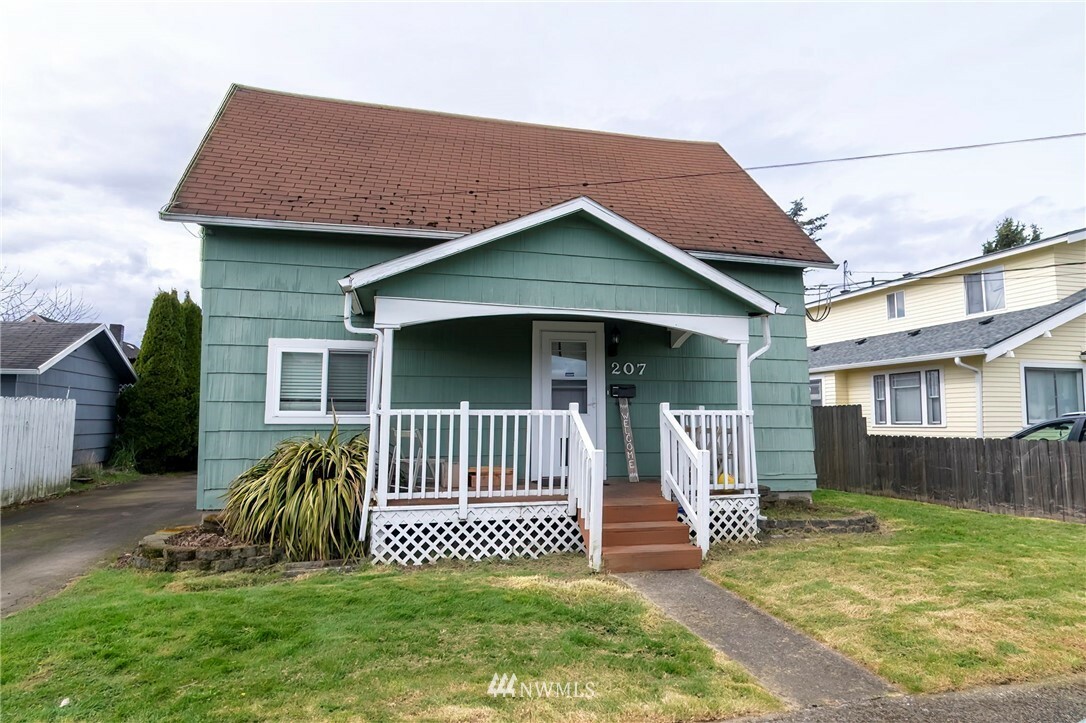 Property Photo:  207 S 10th Avenue  WA 98626 