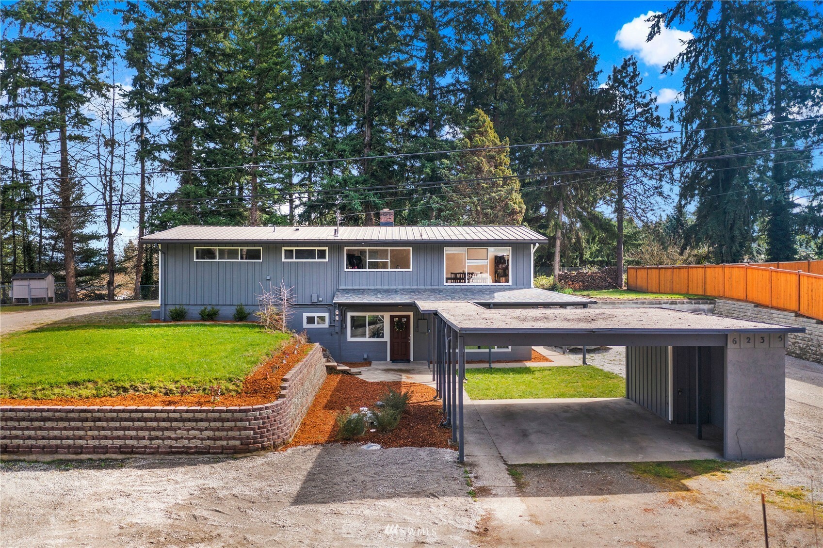 Property Photo: 623 625 108th Avenue Ct E WA 98372