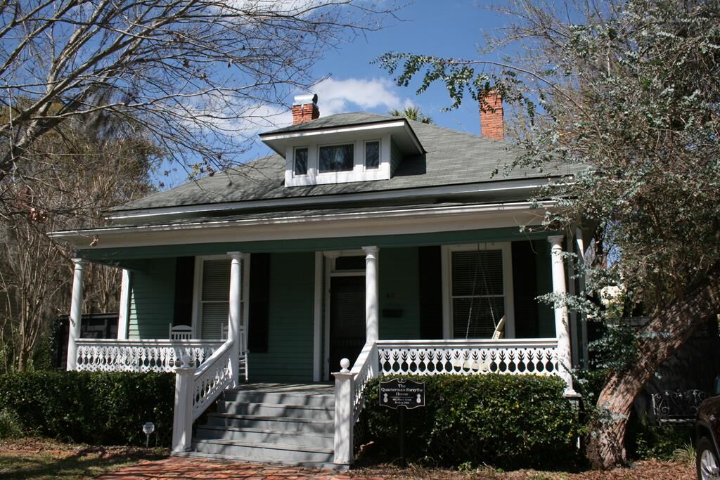 Property Photo:  402 Floyd  GA 31601 