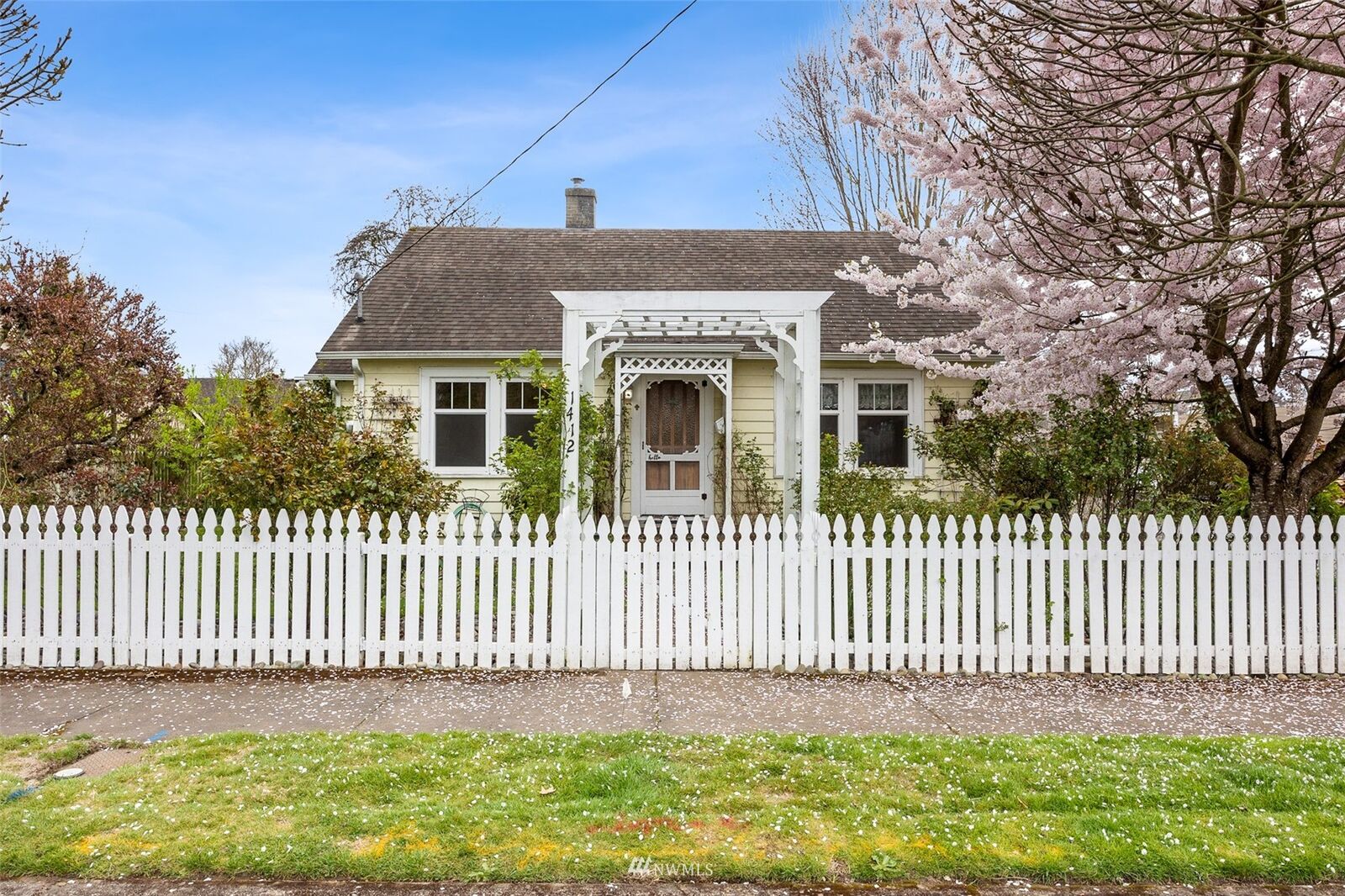 Property Photo:  1412 Everett Street  WA 98390 