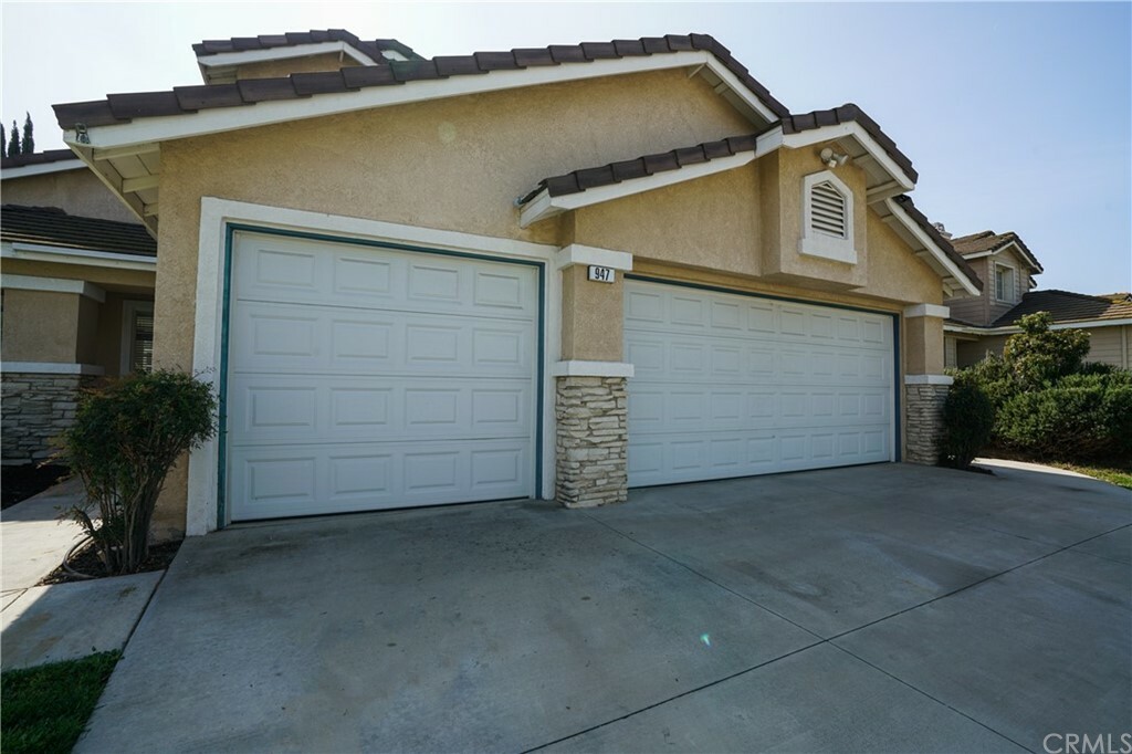 Property Photo:  947 Cheyenne Road  CA 92878 