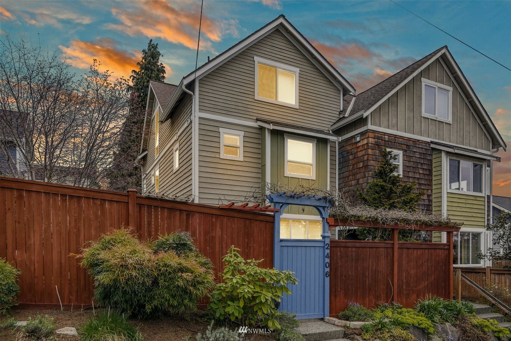 Property Photo:  2406 E Olive St  WA 98122 