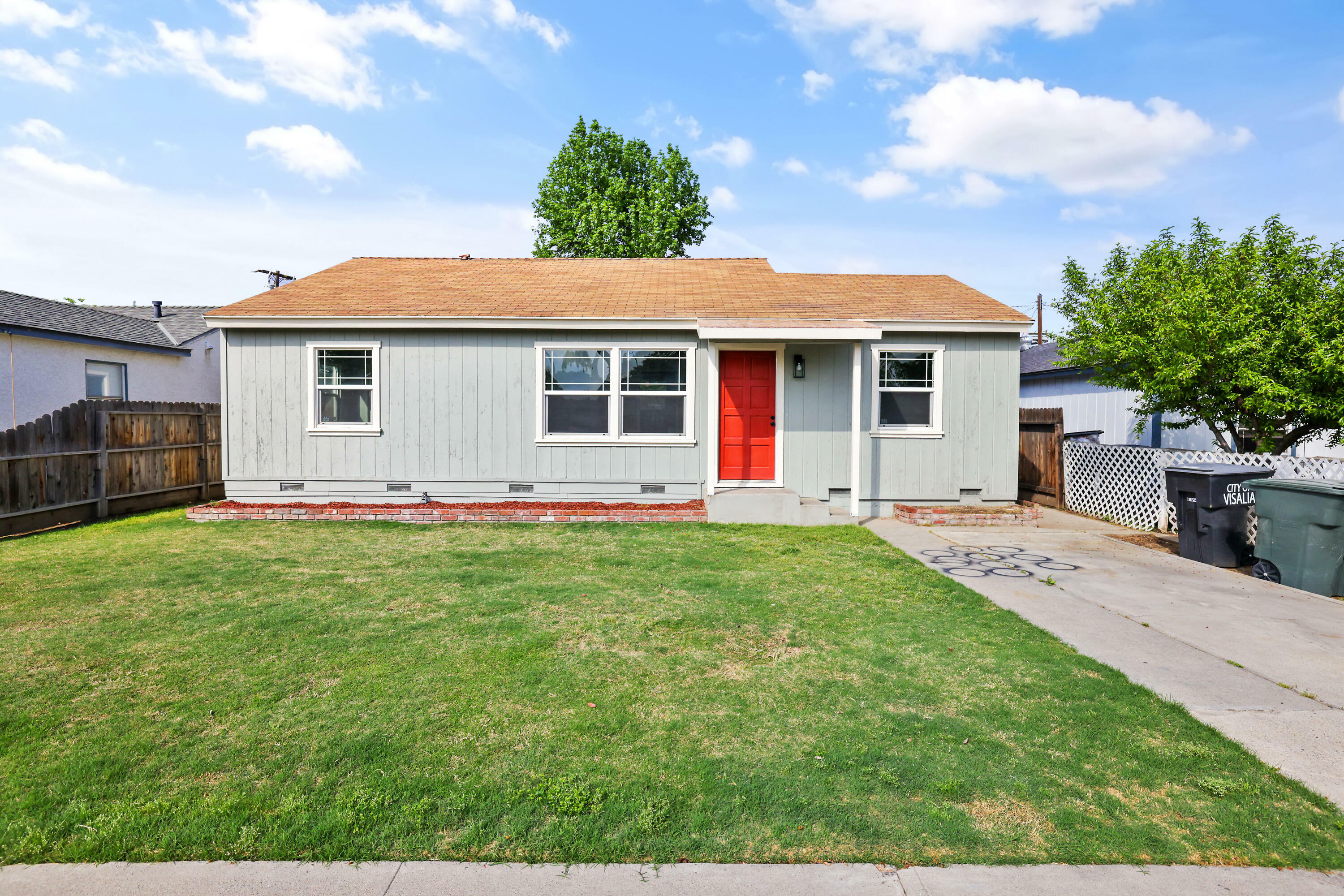 Property Photo:  901 S Burke Street  CA 93292 