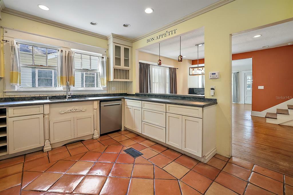 Property Photo:  530 E Lemon Avenue  FL 32726 