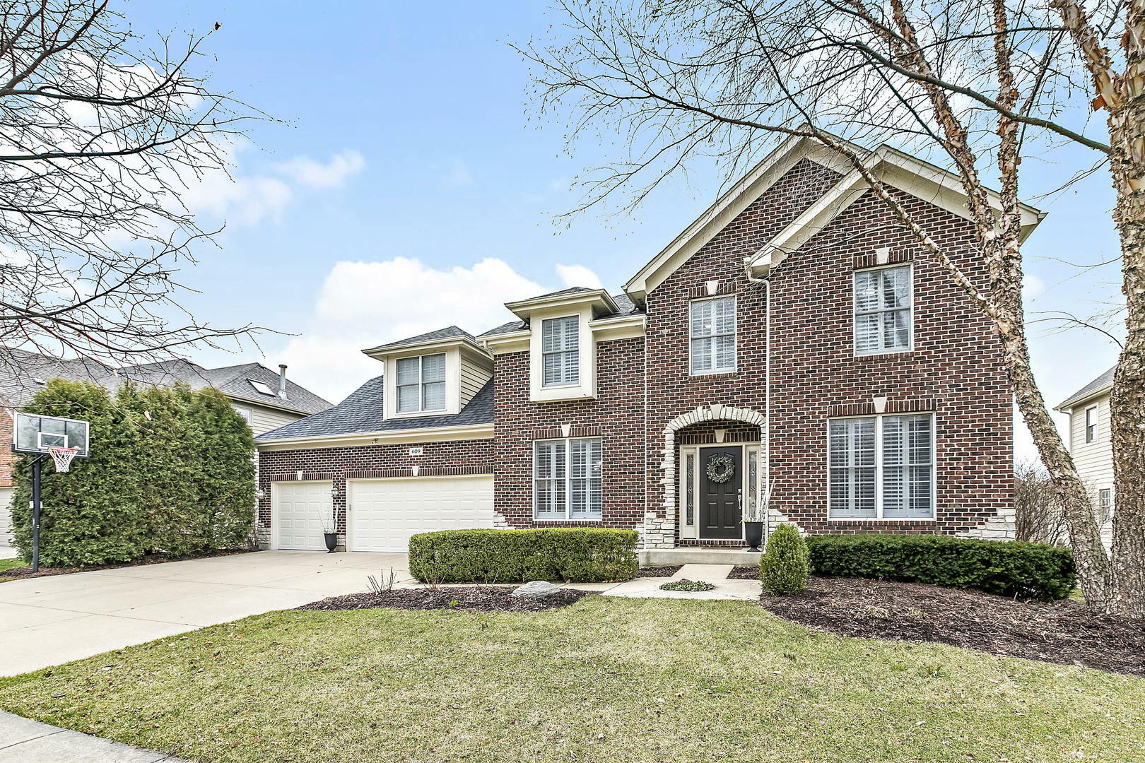Property Photo: 609 Oak Lane IL 60177